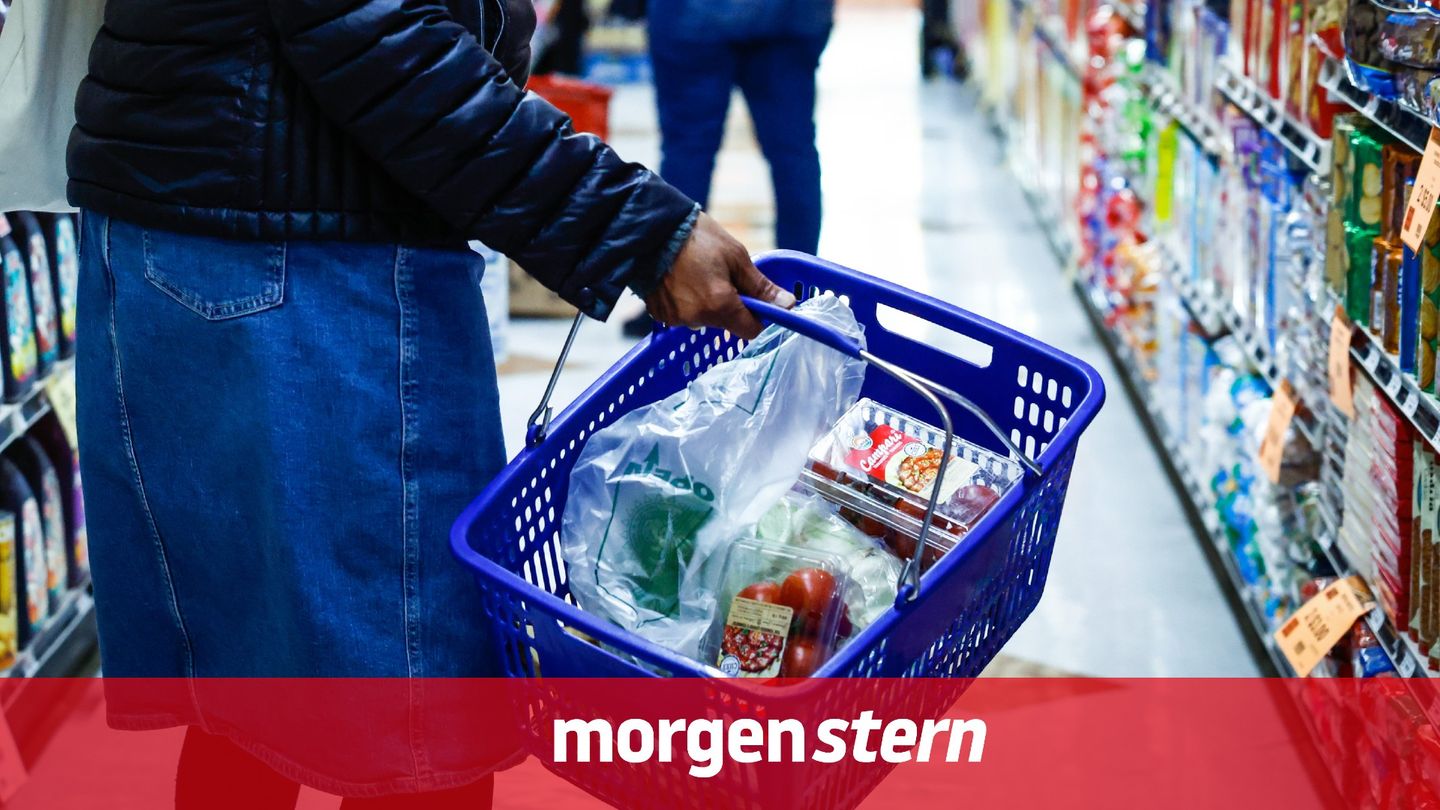 Eine Frau geht in einem Supermarkt in den USA einkaufen.  Eine Frau geht in einem Supermarkt in den USA einkaufen.