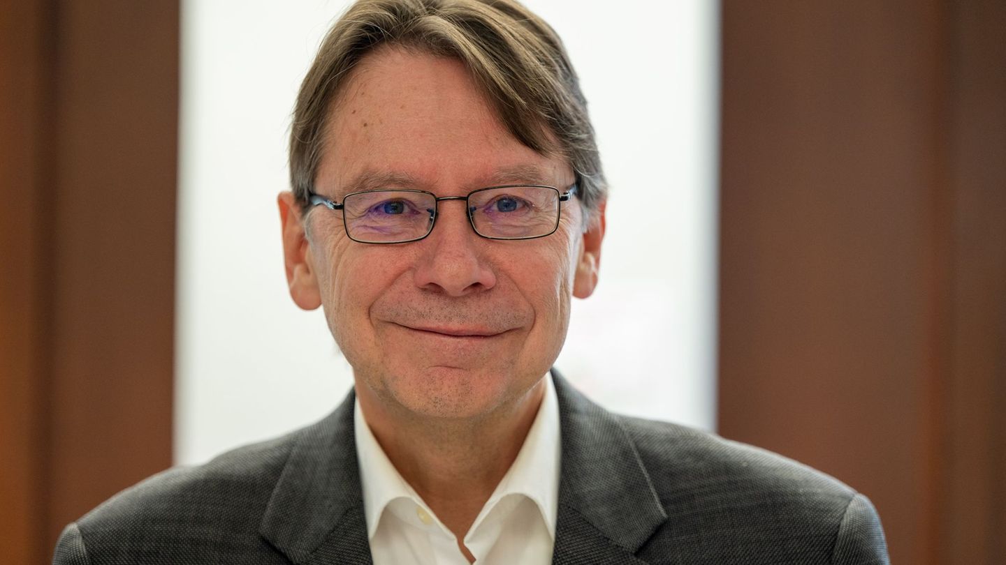 Politologe Uwe Jun stellt den zweiten "Rheinland-Pfalz-Monitor" vor. (Archivbild) Foto: Harald Tittel/dpa