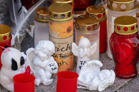 Viele Menschen stellten Blumen und Plüschtiere im Gedenken an den achtjährigen Fabian vor die Marienkirche. (Archivbild) Foto: S