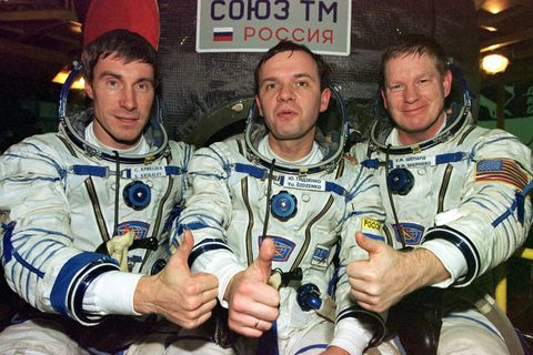 Die Crew, die als erste die Internationale Raumstation ISS bewohnte: US-Astronaut Bill Shepherd (l-r) und die russischen Kosmona