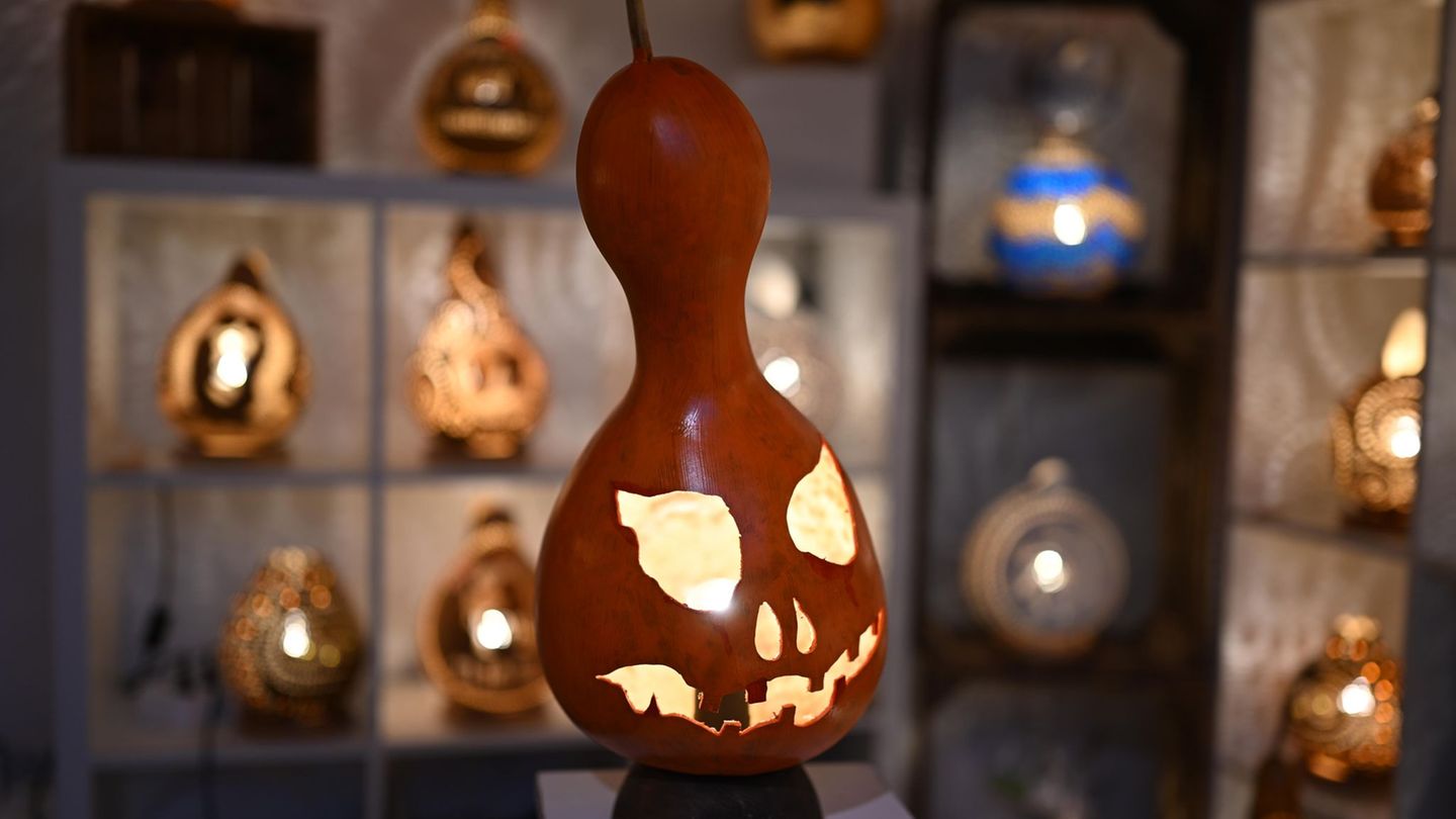 Eine handgefertigte Lampe aus einem Flaschenkürbis - mit Halloween-Fratze. Foto: Shireen Broszies/dpa