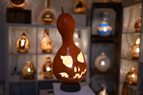 Eine handgefertigte Lampe aus einem Flaschenkürbis - mit Halloween-Fratze. Foto: Shireen Broszies/dpa