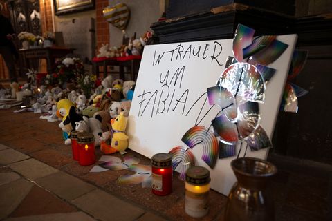 Viele Menschen zündeten Kerzen an und legten Kuscheltiere zum Gedenken an Fabian in der Marienkirche in Güstrow ab. (Archivfoto)