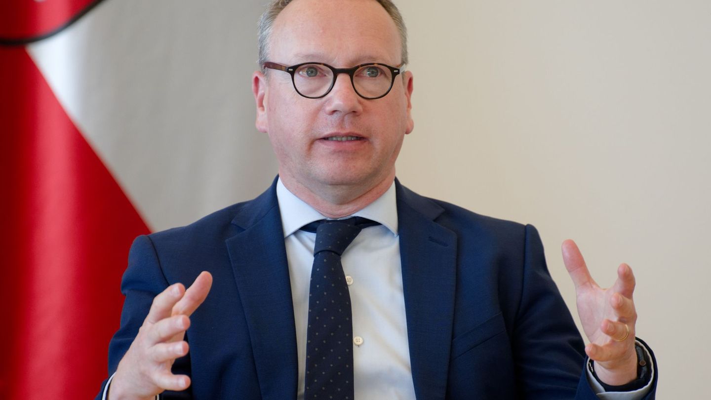 Offizier der Reserve: Minister Limbach lässt sich erneut für Bundeswehr mustern