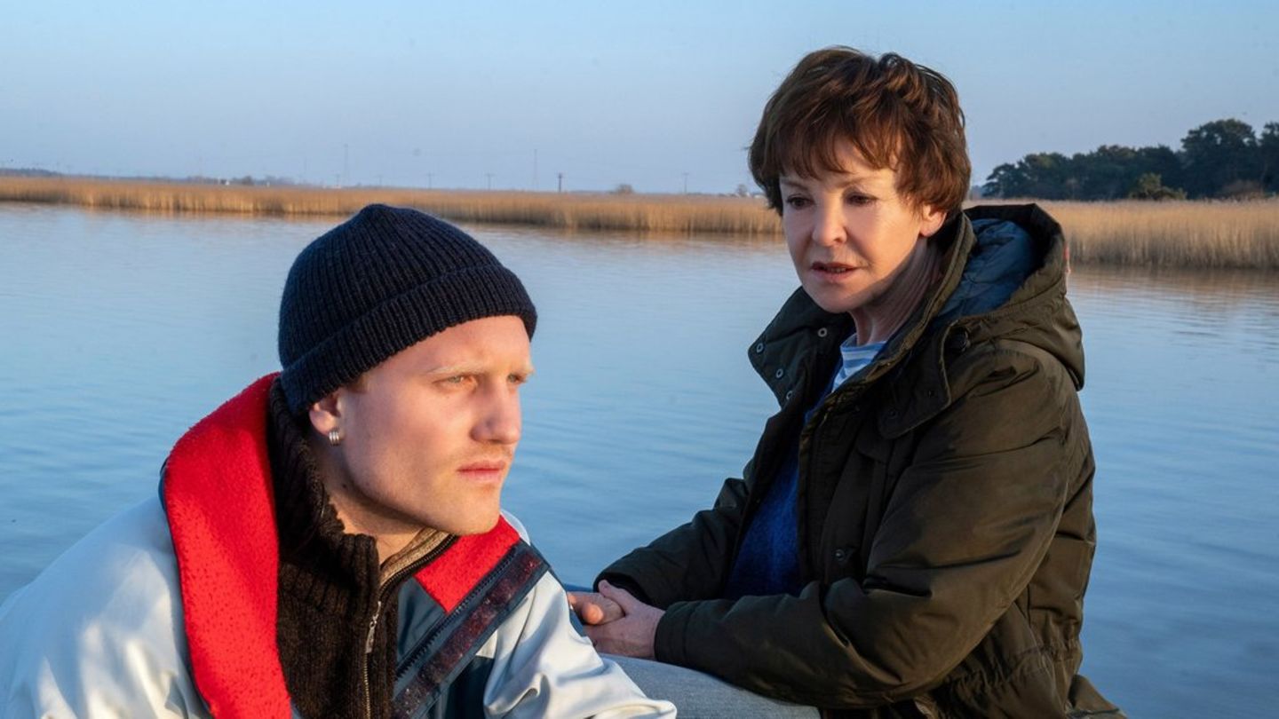 "Geisternetze - Der Usedom-Krimi": Karin Lossow (Katrin Sass, r.) im Gespräch mit Erik Petersen (Sammy Scheuritzel). "Geisternetze - Der Usedom-Krimi": Karin Lossow (Katrin Sass, r.) im Gespräch mit Erik Petersen (Sammy Scheuritzel).