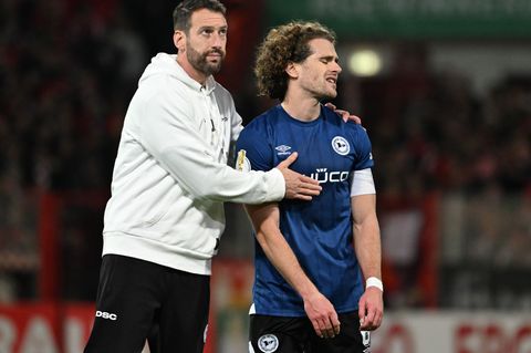 Bielefelds-Trainer Kniat tröstet seinen Spieler Corboz (r.) Foto: Soeren Stache/dpa