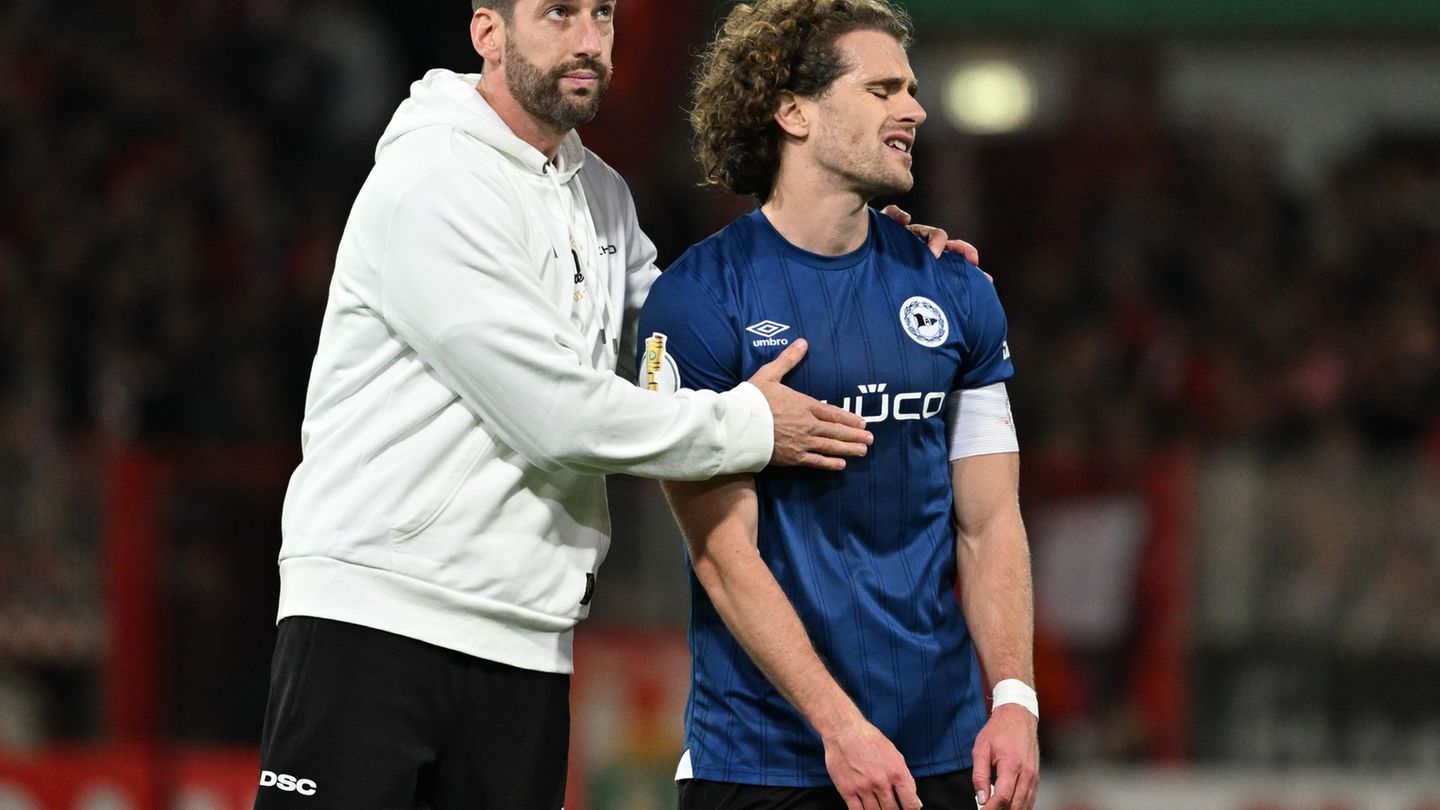 Bielefelds-Trainer Kniat tröstet seinen Spieler Corboz (r.) Foto: Soeren Stache/dpa Bielefelds-Trainer Kniat tröstet seinen Spieler Corboz (r.) Foto: Soeren Stache/dpa