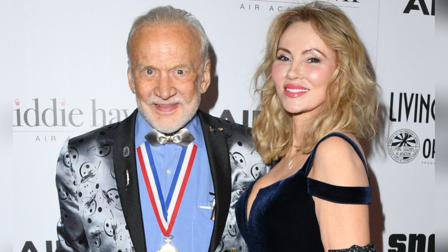 Buzz Aldrin und Anca Faur bei einem gemeinsamen Auftritt. Buzz Aldrin und Anca Faur bei einem gemeinsamen Auftritt.