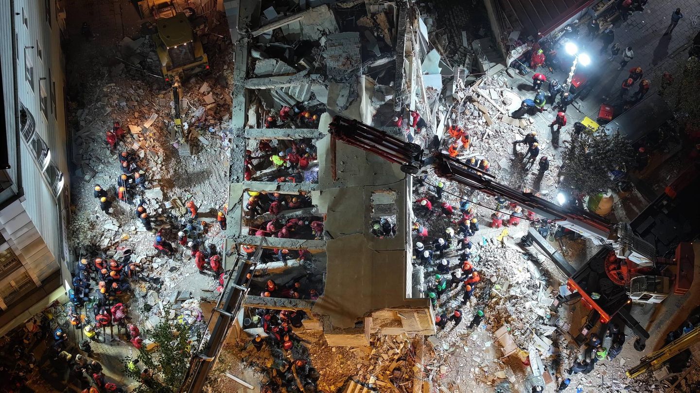 Kocaeli, Türkei. Nach dem Erdbeben der Stärke 6,1 im Westen des Landes gehen die Such- und Rettungsarbeiten weiter – auch in der Nacht. Diese Luftaufnahme zeigt den Ort im Bezirk Gebze, an dem ein Gebäude eingestürzt ist