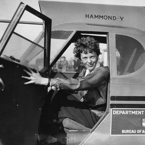 Amelia Earhart im Flugzeug