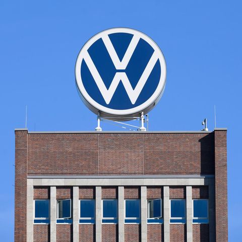 Das VW-Logo steht auf dem Markenhochhaus im Volkswagen Stammwerk Das VW-Logo steht auf dem Markenhochhaus im Volkswagen Stammwerk