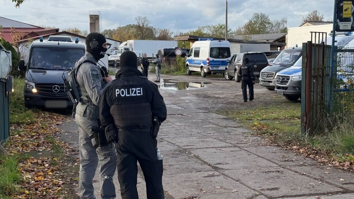 Einsatz im Havelland: Drogenlabor in Nauen – Abtransport von Chemikalien