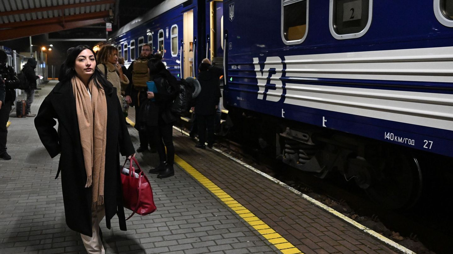 Reem Alabali Radovan (SPD), Bundesministerin für wirtschaftliche Zusammenarbeit und Entwicklung, steht auf ihrer Reise nach Kiew