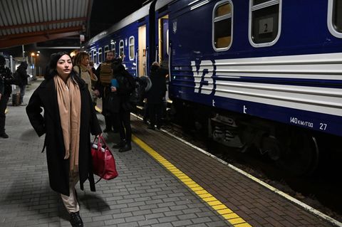 Reem Alabali Radovan (SPD), Bundesministerin für wirtschaftliche Zusammenarbeit und Entwicklung, steht auf ihrer Reise nach Kiew