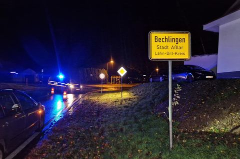 Die Polizei ist am Ortsschild von Bechlingen in Aßlar im Einsatz Die Polizei ist am Ortsschild von Bechlingen in Aßlar im Einsatz