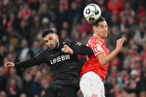 Schenkten sich nichts: Deniz Undav und Dominik Kohr im Luftduell. Foto: Torsten Silz/dpa