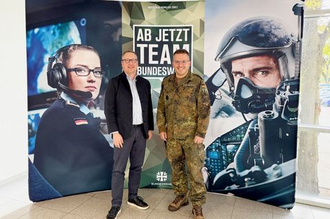 Justizminister Benjamin Limbach (li., Grüne) beim Musterungstermin im Düsseldorfer Karrierecenter der Bundeswehr mit Oberstleutn