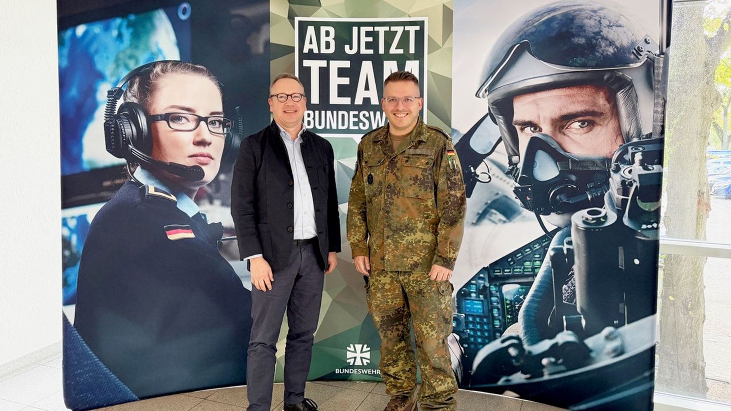 Justizminister Benjamin Limbach (li., Grüne) beim Musterungstermin im Düsseldorfer Karrierecenter der Bundeswehr mit Oberstleutn Justizminister Benjamin Limbach (li., Grüne) beim Musterungstermin im Düsseldorfer Karrierecenter der Bundeswehr mit Oberstleutn