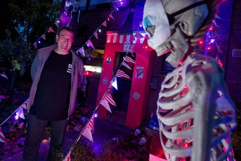 Er hat gut lachen: Dieses Jahr ist das Motto in Sven Wagners Halloween-Haus "Freak Circus". Foto: Henning Kaiser/dpa