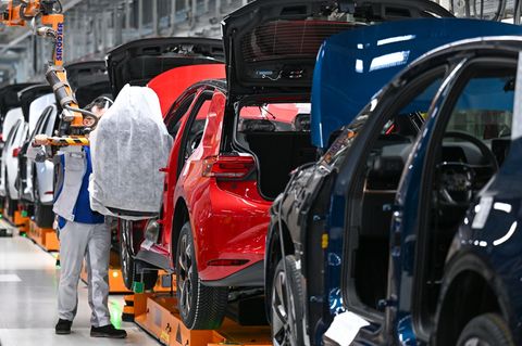 Die Produktion bei VW läuft auch nächste Woche weiter. (Archivbild) Foto: Hendrik Schmidt/dpa