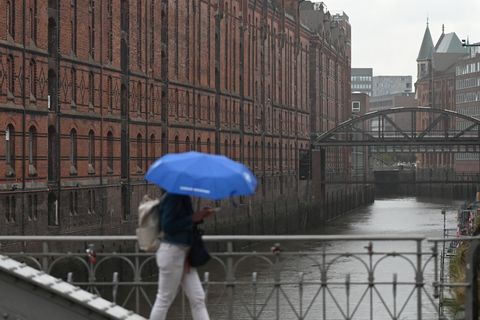 Der Donnerstag in Norddeutschland bleibt regnerisch, bevor der Freitag wieder vergleichsweise freundlich werden soll. (Archivbil