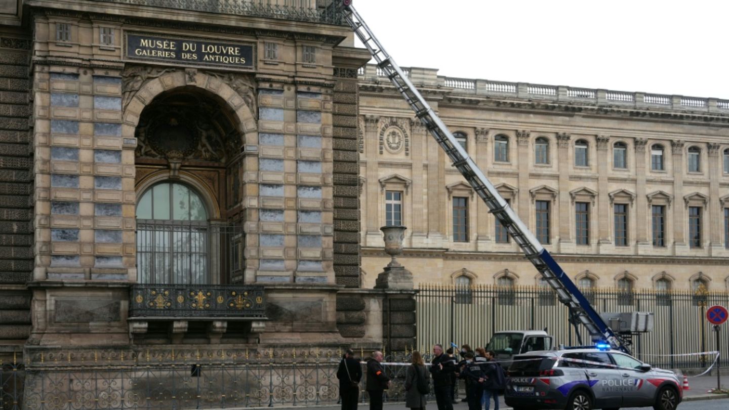 Von den Dieben benutzter Möbelaufzug vor dem Louvre in Paris Von den Dieben benutzter Möbelaufzug vor dem Louvre in Paris