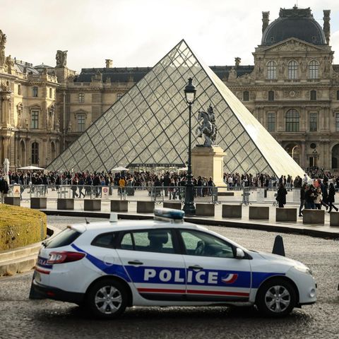 Polizeiauto vorm Louvre Polizeiauto vorm Louvre