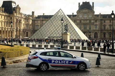 Polizeiauto vorm Louvre Polizeiauto vorm Louvre