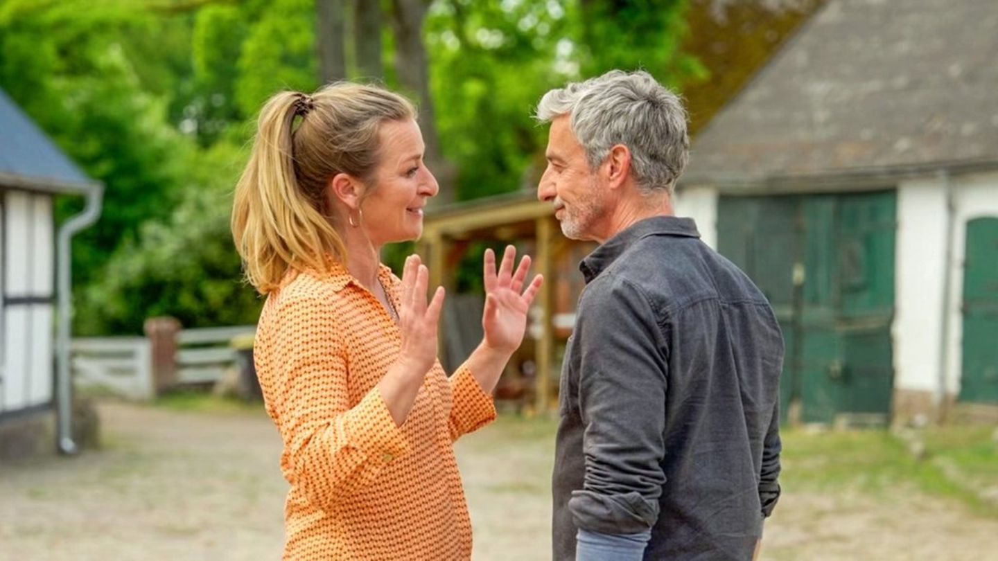 "Rote Rosen": Carla (l.) fühlt sich von allen Seiten kritisiert, auch von Gunter (r.).