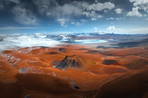Kevin Nyun aus den USA ist kein Profi – aber unter den Amateuren der Beste bei den diesjährigen Pano Awards. Im Hochland von Bolivien gelang ihm diese einzigartige Aufnahme. Der Schnee kam früh in diesem Jahr, und so erwischte er die rote Erde der Wüste zusammen mit den weißen Gifpeln der Berge
