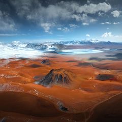 Kevin Nyun aus den USA ist kein Profi – aber unter den Amateuren der Beste bei den diesjährigen Pano Awards. Im Hochland von Bolivien gelang ihm diese einzigartige Aufnahme. Der Schnee kam früh in diesem Jahr, und so erwischte er die rote Erde der Wüste zusammen mit den weißen Gifpeln der Berge