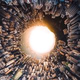 Vitaly Golovatyuk aus Shanghai bekam für dieses irre Bild einen Special Award. Es ist eine Luftaufnahme vom Victoria Peak in Hong Kong aus. Golovatyuk schoss ein Panorama aus 48 Einzelbildern und setzte sie am Rechner in feinster Detailarbeit zusammen. So bekommt man das Gefühl, man blicke das Innere eines Turms hinauf – der selbst aus Türmen besteht