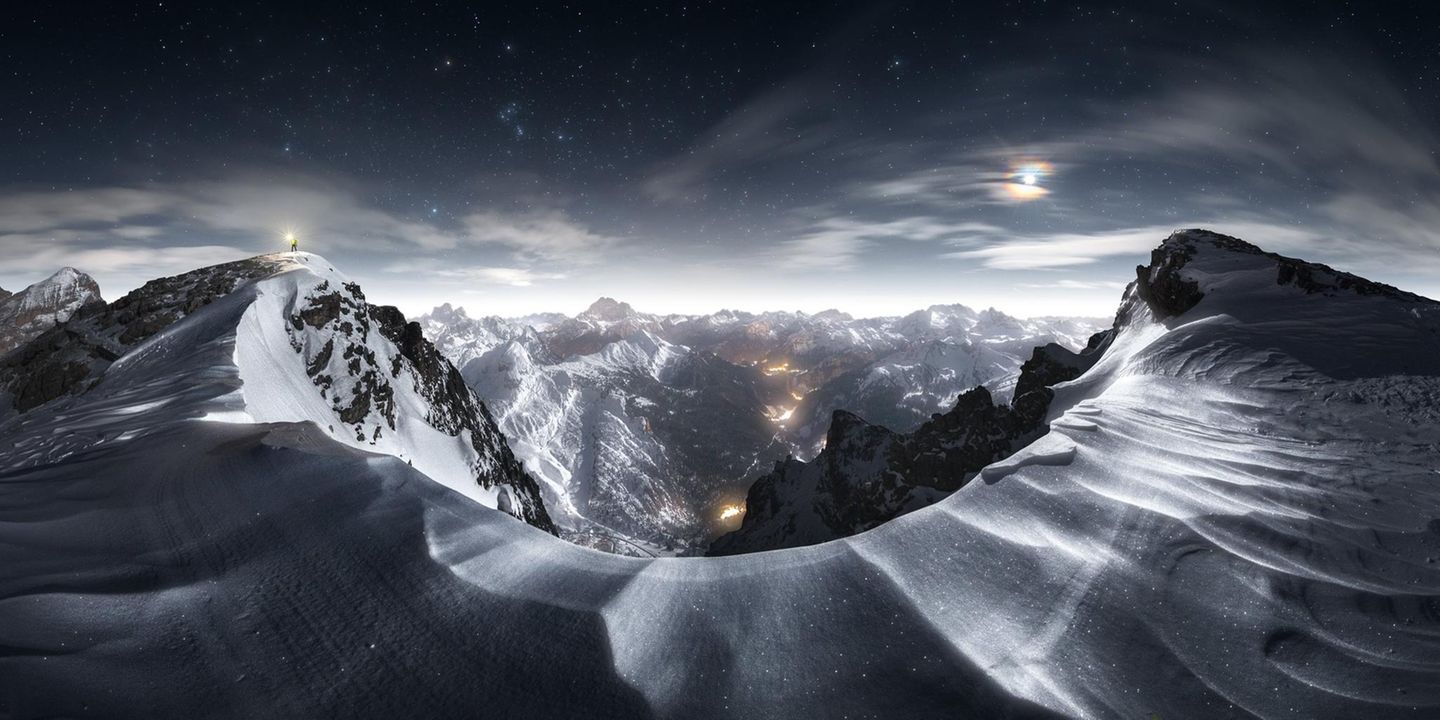 Auch dieses Foto stammt von Alessandro Cantarelli aus Italien. Wie im Film "Interstellar" habe er sich gefühlt, als er diesen Blick in den Dolomiten unter Mondlicht bei minus 15 Grad Celsius aufnahm