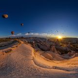 Andrew Bodrov hat den Moment eingefangen, in dem die Heißluftballons über die weite Landschaft Kappadokiens in der Türkei aufsteigen. Drin sitzen höchstwahrscheinlich Touristen und Touristinnen: Eine Ballonfahrt ist eine beliebte Fortbewegungsart, um die kegelförmigen Gesteinsformationen der Region, die sogenannten Feenkämme, zu erkunden