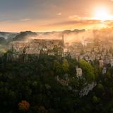 Als Stadt in den Wolken ist Sorano in der Toskana berühmt. Fotograf Quian Wang zeigt mit seinem Bild eine ganz neue Perspektive des beliebten Fotomotivs: Die grünen Hänge im Nebel lassen es wirken, als befände sich Sorano an einem fernen, fremden Ort. Sie erinnern sogar an die schwebenden Hügel im Film "Avatar", für die der Zhangjiajie-Nationalpark in der chinesischen Region Hunan Pate stand