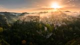 Stadt in den Wolken Als Stadt in den Wolken ist Sorano in der Toskana berühmt. Fotograf Quian Wang zeigt mit seinem Bild eine ganz neue Perspektive des beliebten Fotomotivs: Die grünen Hänge im Nebel lassen es wirken, als befände sich Sorano an einem fernen, fremden Ort. Sie erinnern sogar an die schwebenden Hügel im Film "Avatar", für die der Zhangjiajie-Nationalpark in der chinesischen Region Hunan Pate stand