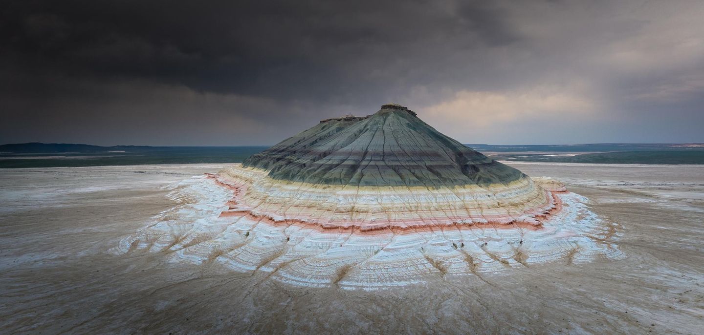 Auch wenn John Seagers es nicht unter die Hauptpreisträger geschafft hat: Für die Bildredaktion von GEO gehört sein Foto der Salzebene "Salar de Arizaro" in Argentinien zu den überwältigendsten Aufnahmen des Wettbewerbs. Selten hat man den 3500 Meter hohen Cono de Arita, der sich aus der Salzwüste erhebt, so klar und detailreich gesehen     Warnungen Dieses Feld sollte nicht leer sein.