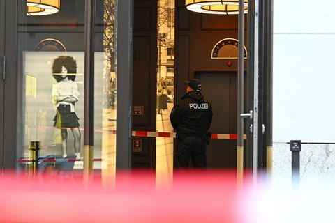 Ein Polizist steht hinter Absperrbändern in der "Mall of Berlin". Foto: Elisa Schu/dpa