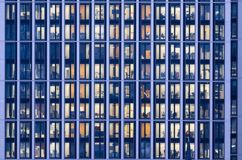 Das Rhein-Main-Gebiet bietet viele Dienstleistungsjobs. (Symbolbild) Foto: Boris Roessler/dpa