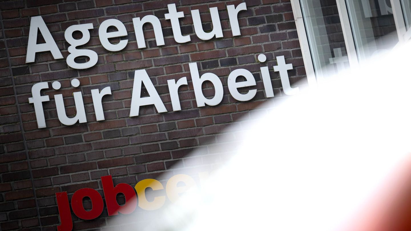 Arbeitsmarkt: Arbeitslosigkeit in Niedersachsen sinkt nur leicht