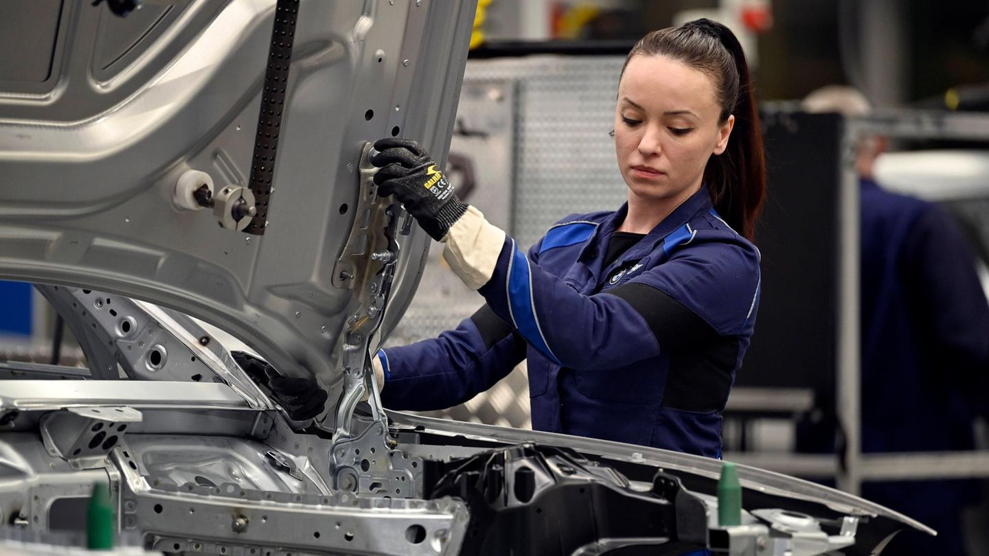 Symbolbild Autoindustrie: Mitarbeiterin in einem BMW-Werk