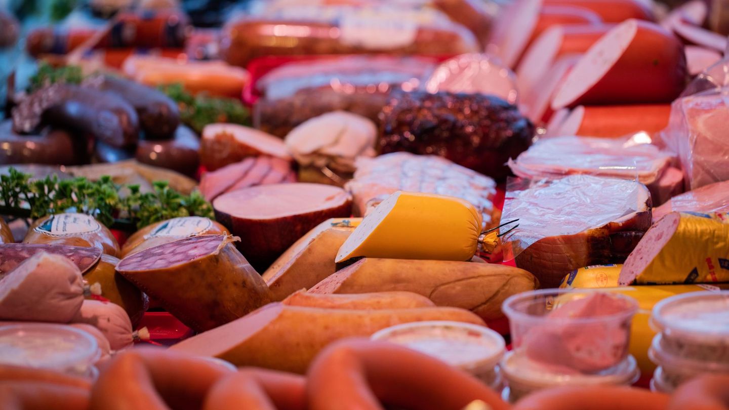 Fleischwaren liegen in der Theke einer Metzgerei