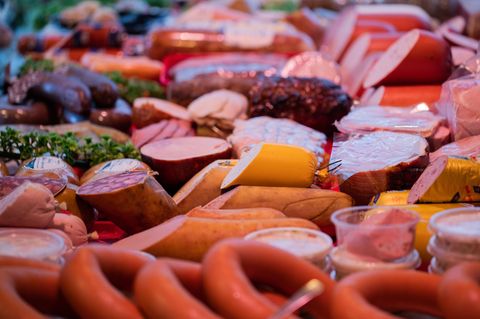 Fleischwaren liegen in der Theke einer Metzgerei