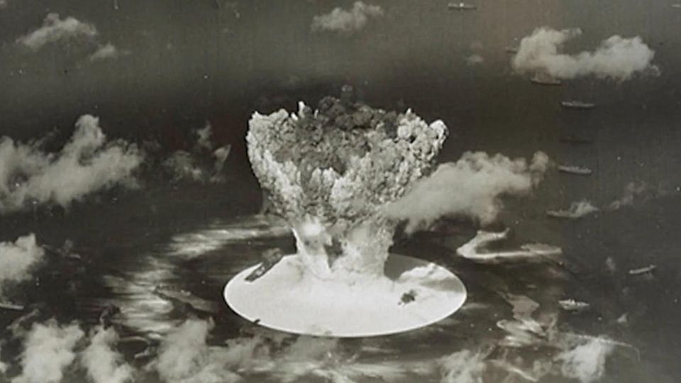 Trump provoziert mit Ankündigung – USA sollen wieder Atomwaffen testen Trump auf den Stufen der Air Force One