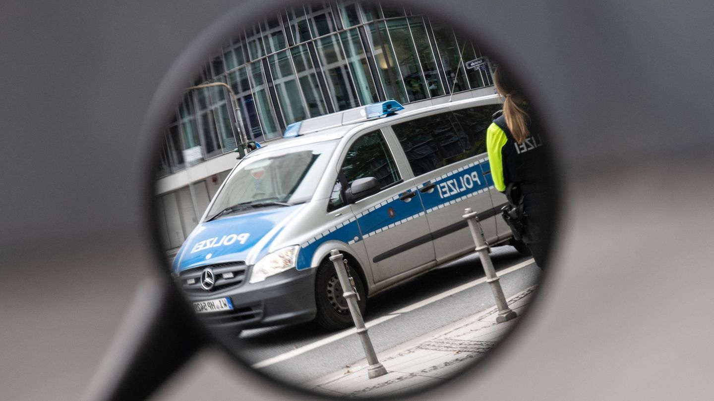 Ein Streifenwagen wurde verunreinigt. (Symbolbild) Foto: Boris Roessler/dpa Ein Streifenwagen wurde verunreinigt. (Symbolbild) Foto: Boris Roessler/dpa