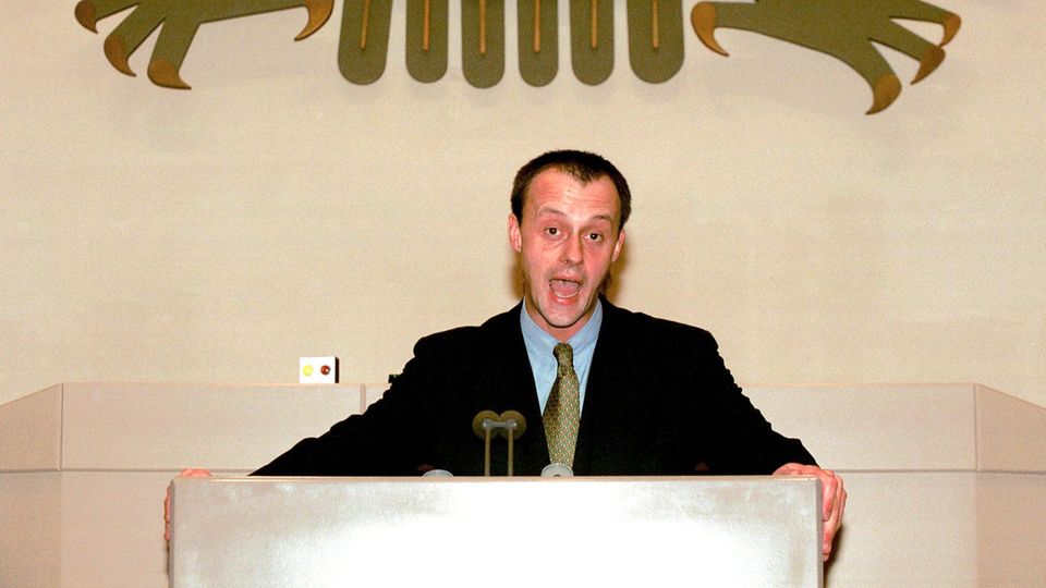 Friedrich Merz steht an einem Pult und spricht