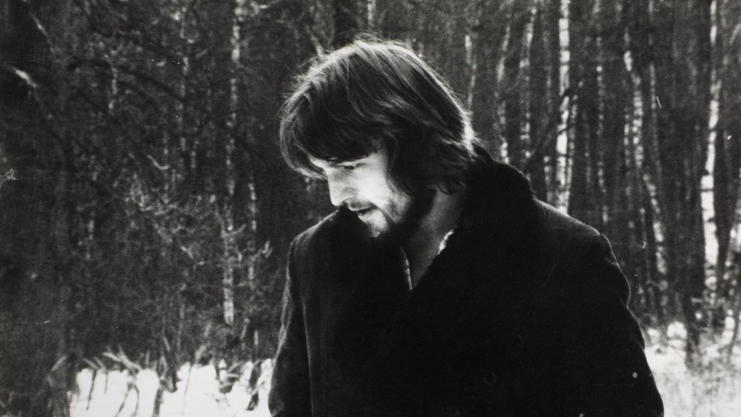 Steinmeier in jungen Jahren, trägt einen Wintermantel und schaut auf den Boden