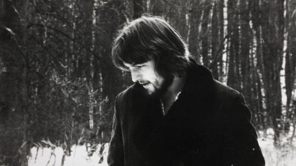 Steinmeier in jungen Jahren, trägt einen Wintermantel und schaut auf den Boden