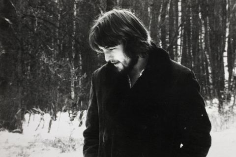 Steinmeier in jungen Jahren, trägt einen Wintermantel und schaut auf den Boden Steinmeier in jungen Jahren, trägt einen Wintermantel und schaut auf den Boden