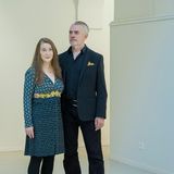 Rosa Loy und Neo Rauch stehen in einem Raum, 2024